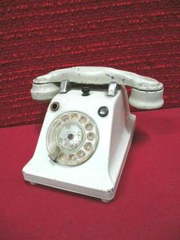 Ancien t&eacute;l&eacute;phone en t&ocirc;le, jouet d'enfant