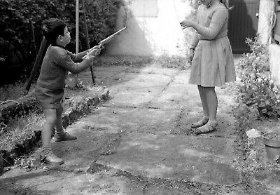 enfants fille garcon jouant jouet carabine ancien