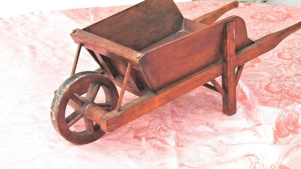 petite brouette en bois ancienne jouet d