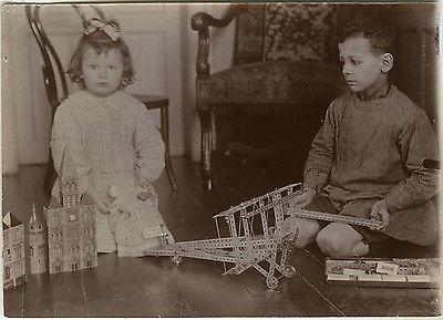photo ancienne vintage snapshot enfant jouet meccano