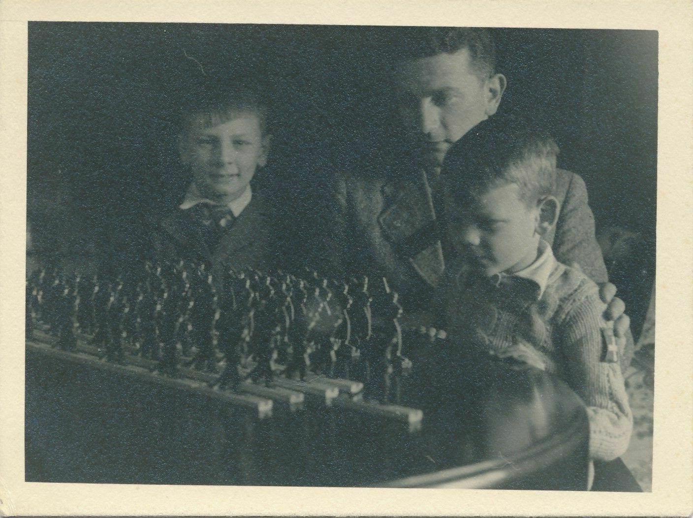 snapshot homme avec enfants et soldats de