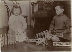 PHOTO ANCIENNE - VINTAGE SNAPSHOT - ENFANT JOUET MECCANO AVI